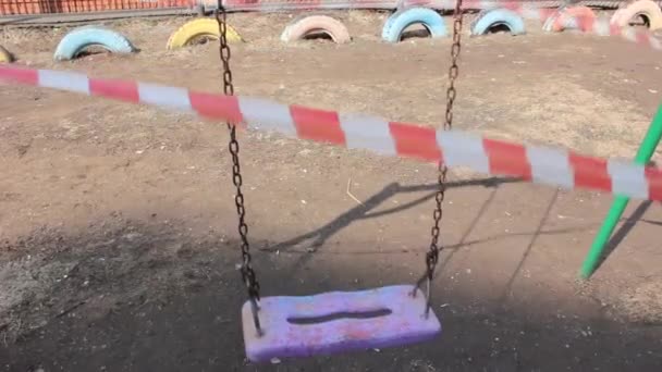 Специальные огороженные лентой детские площадки, оцепленные парком — стоковое видео