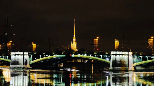Ponte Birzhevoy attraverso la Neva a San Pietroburgo — Foto Stock