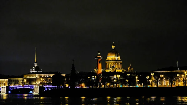 View from the embankment of St. Isaac's Cathedral and the rostral column — Stock Photo, Image