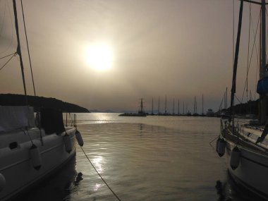 Deniz kıyısındaki ay yatların arka planında.