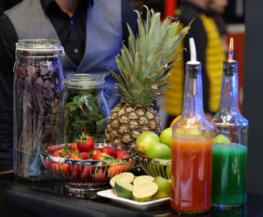 Barmen için meyve, bitki ve meyve suyu.