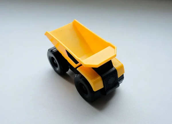 Brinquedo caminhão de mineração amarelo em um fundo branco — Fotografia de Stock