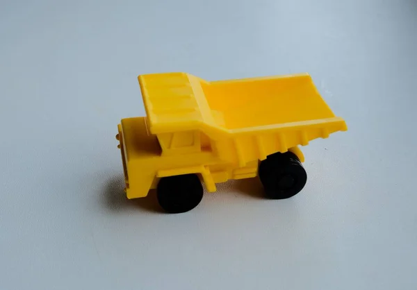 Іграшкова видобувна вантажівка на білому тлі — стокове фото