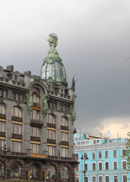 A cúpula do edifício Singer em São Petersburgo — Fotografia de Stock