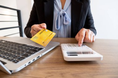 İş kadınları çevrimiçi alışveriş ve ödemeleri İnternet üzerinden yapmak için kredi kartları ve dizüstü bilgisayarlar kullanıyorlar