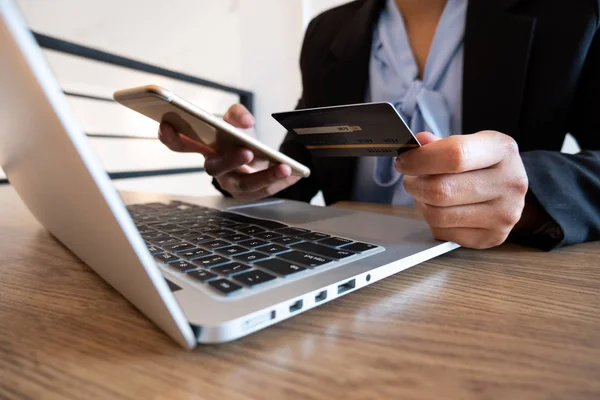 Odběratel obchodní ženy držící kreditní kartu a smartphone pro Online nákupy a platby dělá nákup na internetu — Stock fotografie