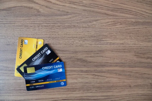 Una tarjeta de crédito en una mesa de madera marrón — Foto de Stock