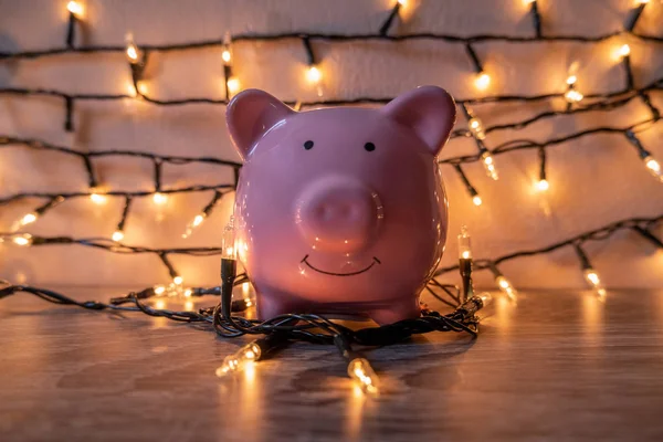 Różowa świnka bank z błyszczącymi światłami organizuje imprezę dla udanej imprezy, aby zaoszczędzić pieniądze na emeryturę — Zdjęcie stockowe