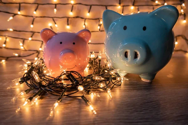 Rosa och blå spargris bank med glittrande ljus, organisera fester för framgångsrika aktiviteter för att spara pengar för pensionering — Stockfoto