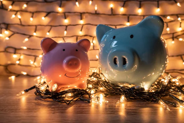 Różowa i niebieska świnka bank z błyszczącymi światłami, organizować imprezy dla udanej działalności, aby zaoszczędzić pieniądze na emeryturę — Zdjęcie stockowe