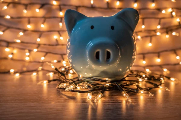 Niebieska świnka bank z błyszczącymi światłami, zorganizować imprezę dla udanej działalności, aby zaoszczędzić pieniądze na emeryturę — Zdjęcie stockowe