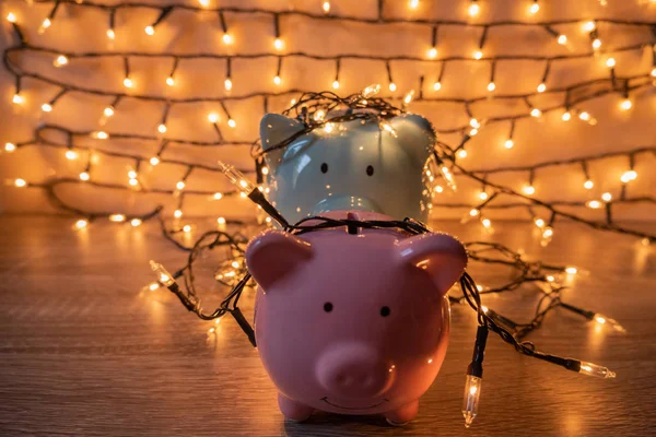 Różowa i niebieska świnka bank z błyszczącymi światłami, organizować imprezy dla udanej działalności, aby zaoszczędzić pieniądze na emeryturę — Zdjęcie stockowe