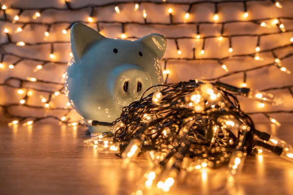 Niebieska świnka bank z błyszczącymi światłami, zorganizować imprezę dla udanej działalności, aby zaoszczędzić pieniądze na emeryturę — Zdjęcie stockowe