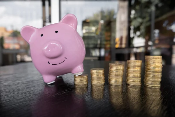Piggy bank rosa com gráfico de barras, moeda pisando um negócio crescente para o sucesso e economizar para o conceito de aposentadoria — Fotografia de Stock