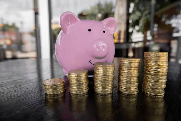 Pink piggy bank with bar graph, coin stepping a growing business to success and save for retirement concept — Stock Photo, Image