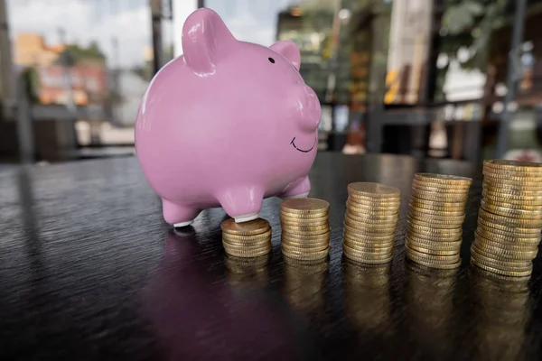 Piggy bank rosa com gráfico de barras, moeda pisando um negócio crescente para o sucesso e economizar para o conceito de aposentadoria — Fotografia de Stock