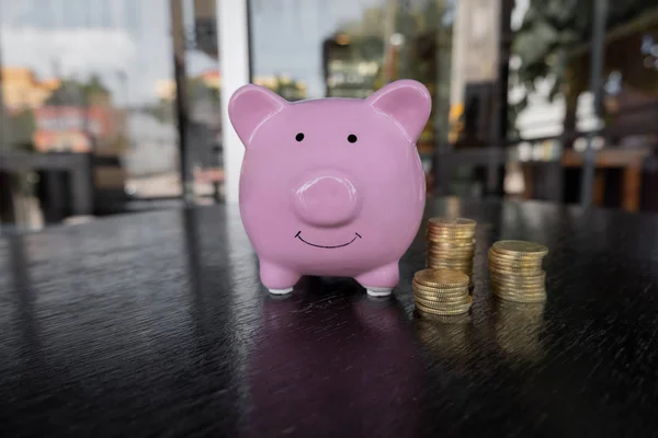 Pink piggy bank with coin pile, step up growing business to success and saving for retirement  concept — Stock Photo, Image