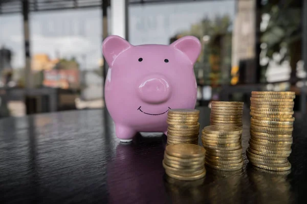 Piggy bank rosa com pilha de moedas, intensificar o crescimento do negócio para o sucesso e economia para o conceito de aposentadoria — Fotografia de Stock
