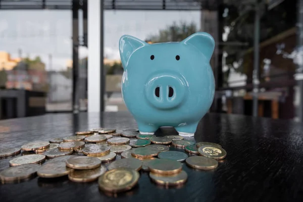 Blue piggy bank with coin pile, step up growing business to success and saving for retirement concept — Stock Photo, Image