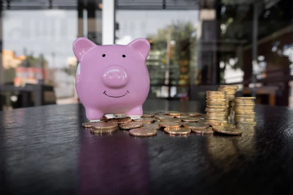 Розовый банк свиньи с кучей монет, развивающийся бизнес к успеху и сберегательная концепция для пенсионеров — стоковое фото