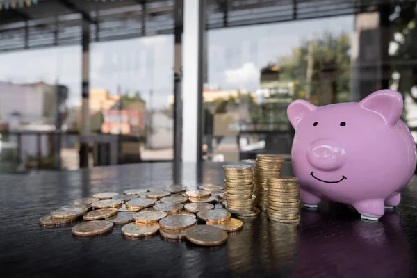 Piggy bank rosa com pilha de moedas, intensificar o crescimento do negócio para o sucesso e economia para o conceito de aposentadoria — Fotografia de Stock