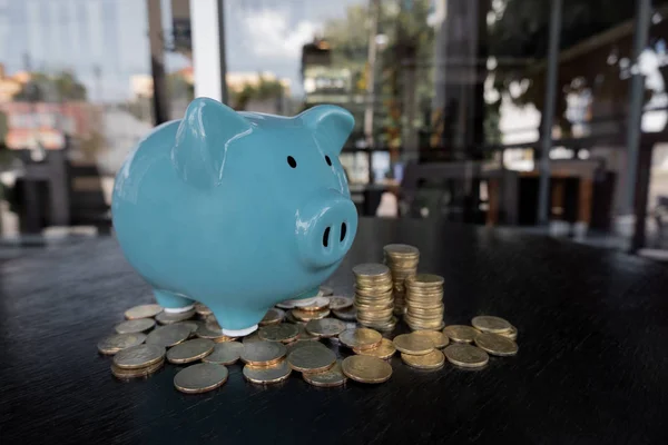 Blue piggy bank with coin pile, step up growing business to success and saving for retirement concept — Stock Photo, Image