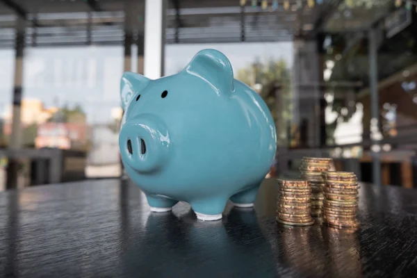 Blue piggy bank with coin pile, step up growing business to success and saving for retirement concept — Stock Photo, Image