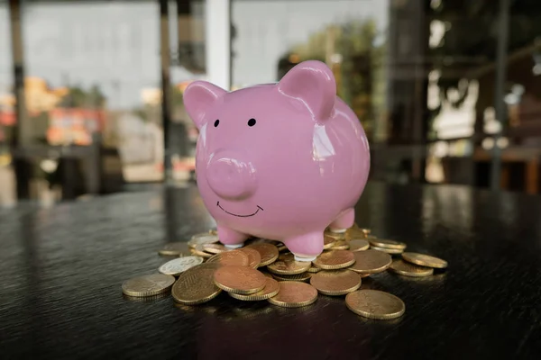 Pink piggy bank with coins pile, step up growing business to success and saving for retirement concept — Stock Photo, Image