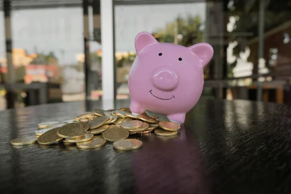 Pink piggy bank with coins pile, step up growing business to success and saving for retirement concept — Stock Photo, Image