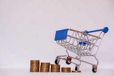 Bozuk paralarla dolu mavi tramvay. Tatil konseptinden alışveriş için para biriktiriyorsun.