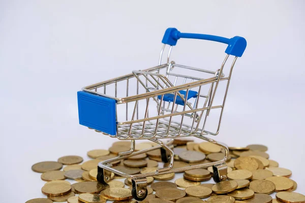Carro azul con pila de monedas, ahorrando dinero para ir de compras en su concepto de vacaciones — Foto de Stock
