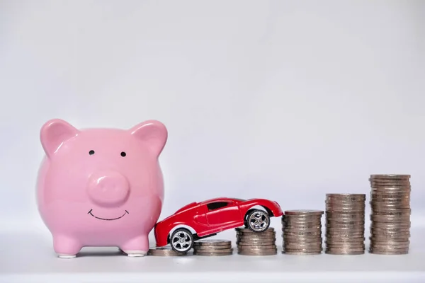 粉红储蓄罐和红色汽车的硬币，为你的新车和保险理念节省的钱 — 图库照片