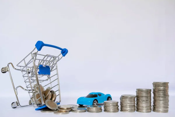 Coche azul y carro azul con pila de monedas, ahorrando dinero para comprar coche nuevo y el concepto de seguro — Foto de Stock