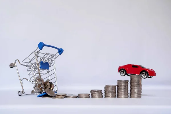 Coche rojo y carro azul con pila de monedas, ahorrando dinero para comprar coche nuevo y el concepto de seguro — Foto de Stock