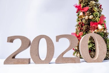 Yeni yılda başlayan ve 2020 yılına geçen bir Noel partisiyle süslenmiş güzel bir Noel ağacı.