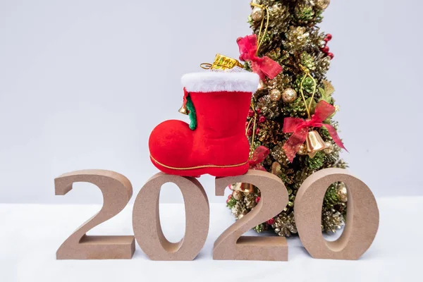 Yeni yılda başlayan ve 2020 yılına geçen bir Noel partisiyle süslenmiş güzel bir Noel ağacı.