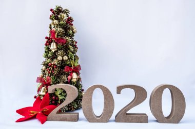 Yeni yılda başlayan ve 2020 yılına geçen bir Noel partisiyle süslenmiş güzel bir Noel ağacı.