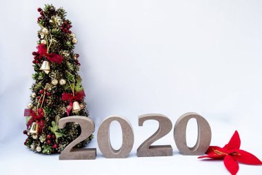 Yeni yılda başlayan ve 2020 yılına geçen bir Noel partisiyle süslenmiş güzel bir Noel ağacı.