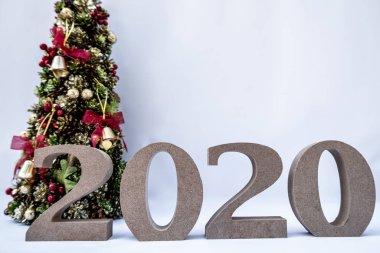 Yeni yılda başlayan ve 2020 yılına geçen bir Noel partisiyle süslenmiş güzel bir Noel ağacı.