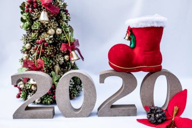 Yeni yılda başlayan ve 2020 yılına geçen bir Noel partisiyle süslenmiş güzel bir Noel ağacı.