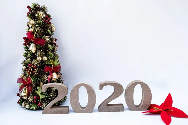 Árbol de Navidad bellamente decorado con una fiesta de vacaciones que comienza en el nuevo año y se cruza al año 2020 — Foto de Stock