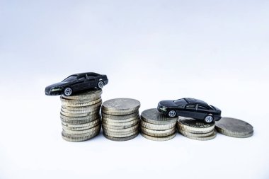 Altın sikkeli oyuncak arabalar büyümeye ve araba kredileri için para biriktirmeye yarıyor