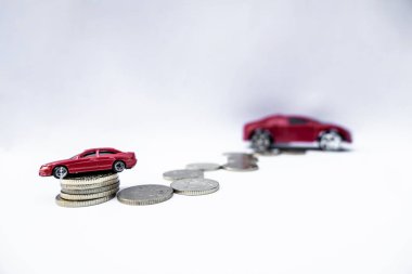 Altın sikkeli oyuncak arabalar büyümeye ve araba kredileri için para biriktirmeye yarıyor