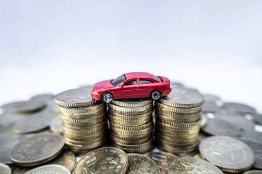 Altın sikkeli oyuncak arabalar büyümeye ve araba kredileri için para biriktirmeye yarıyor