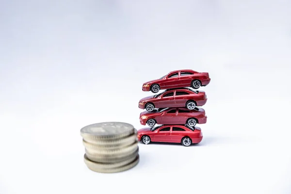 Voitures-jouets avec pièces d'or montrent à la croissance, économiser de l'argent pour les prêts de voiture — Photo