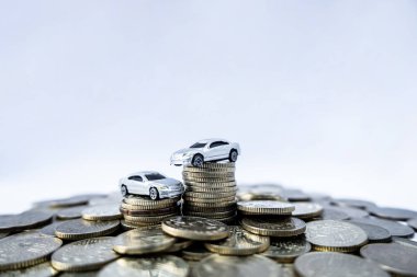 Altın sikkeli oyuncak arabalar büyümeye ve araba kredileri için para biriktirmeye yarıyor