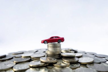 Altın sikkeli oyuncak arabalar büyümeye ve araba kredileri için para biriktirmeye yarıyor