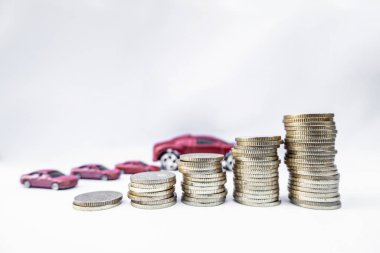 Altın sikkeli oyuncak arabalar büyümeye ve araba kredileri için para biriktirmeye yarıyor
