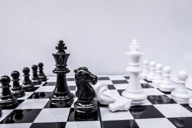 Satranç tahtası liderlik, takipçi ve iş başarı stratejilerini gösterir