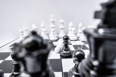 Satranç tahtası liderlik, takipçi ve iş başarı stratejilerini gösterir